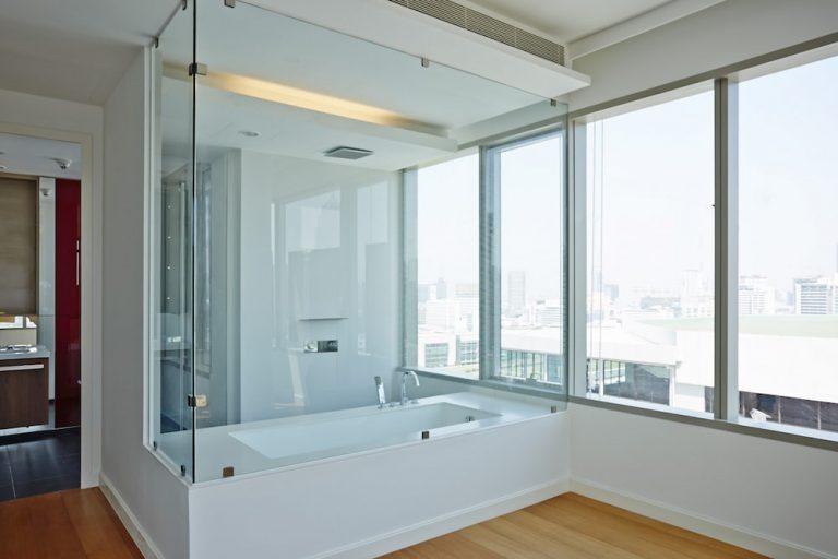 เปรียบเทียบ ม่านกั้นอาบน้ำและฉากกั้นห้องน้ำ แตกต่างกันยังไง?